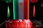 پرچم مقدس حرم حضرت اباعبدالله الحسین علیه‌السلام بر روی پیکر مطهر رهبر شهید انقلاب